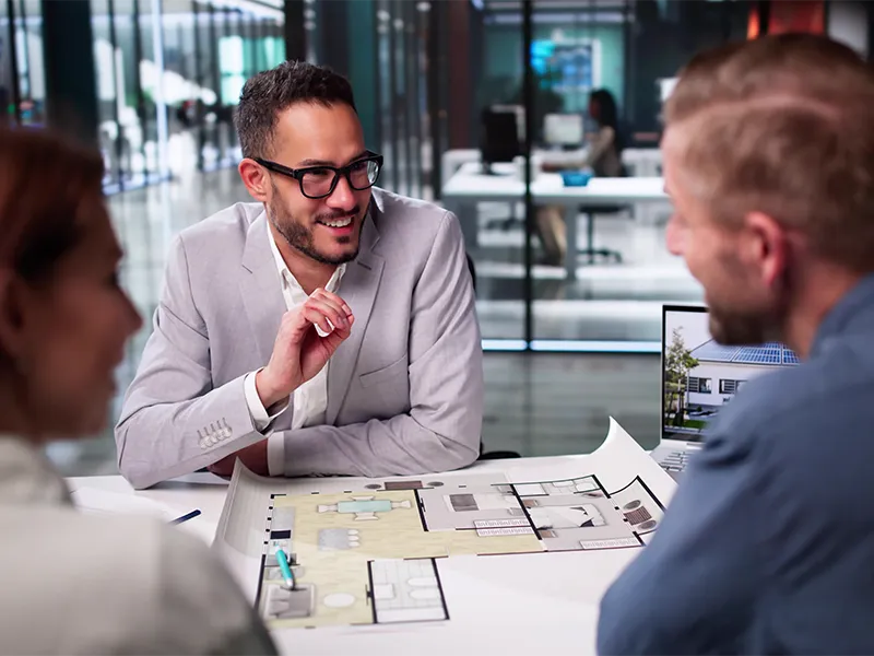 architetto-consulenza-con-clienti