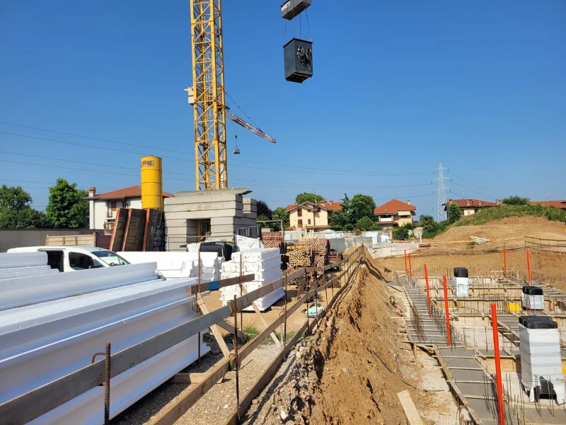 cantiere-con-materiali-e-gru