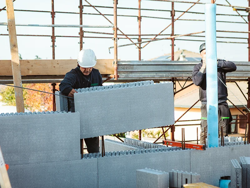 cantiere-in-corso-con-operai-all-opera