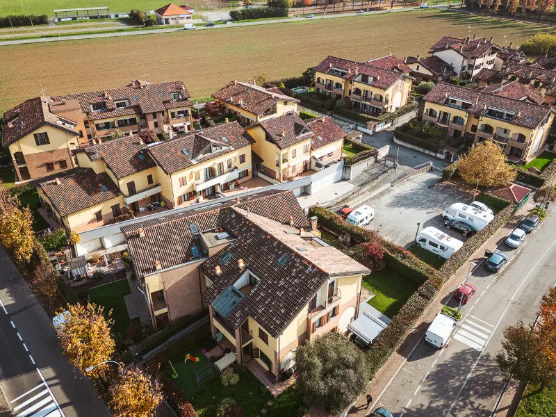 insieme-di-nuove-villette-residenziali