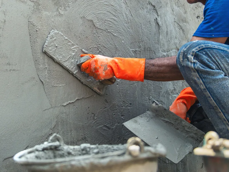 muratore-posa-muro-di-mattoni-con-cazzuola