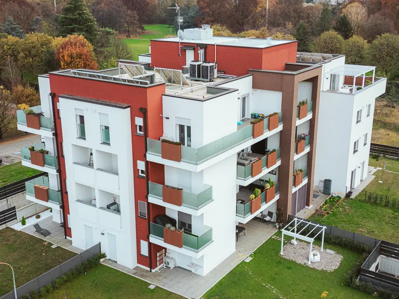nuovo-condominio-moderno-rosso-e-bianco
