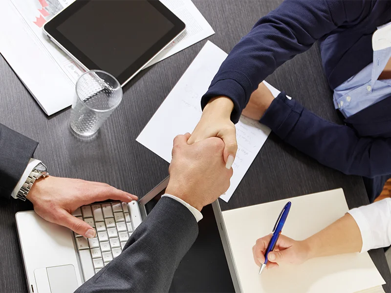stretta-di-mano-tra-cliente-e-consulente