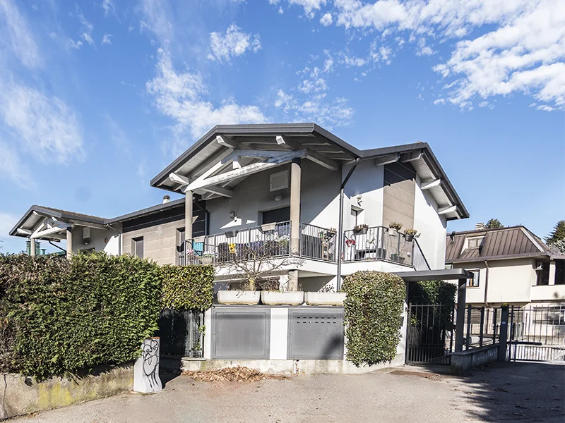 villetta-appena-costruita-con-giardino